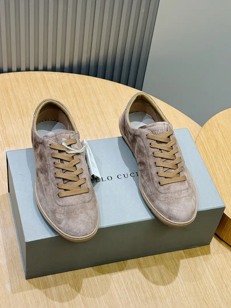 BRUNELLO CUCINELLI Sports shoes The selection of the material and the craft is a fine blend of the lightly geled shoes., A light-weighted and flexible feature.. The shoes are made of fuzzy leather., The display of irregular texture and changing light highlights the seasonal colour.. Super-soft structure combined with light rubber soles., The plastic is a nice shoe., It's easy to fit in with a variety of settings.. The fur is a fume., Stylish leather., A little bit of a flash on the surface.. The shoes are lined with soft leather.. Size:39-44（38.45 46Do it.）