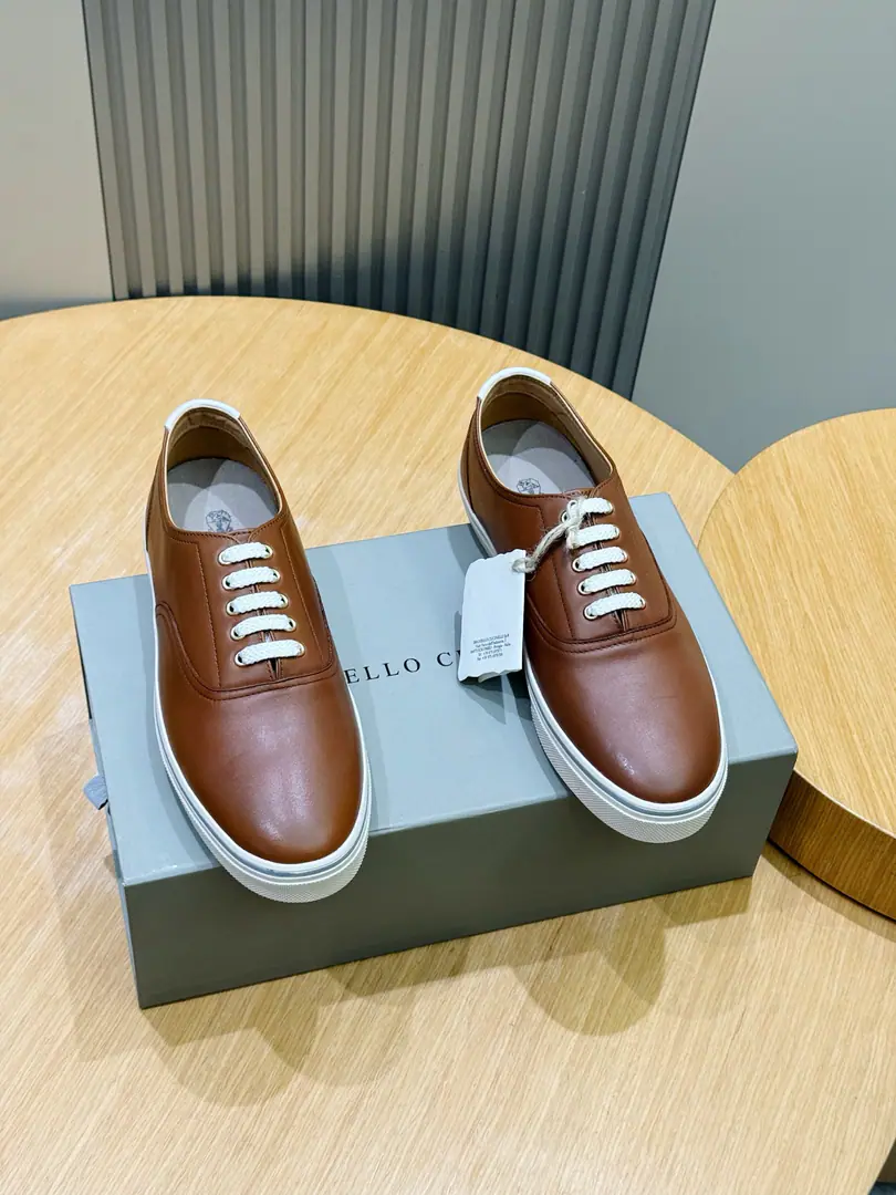Brunello CucinelliA man's skin, a man's shoes. The precious materials are in the same way as the craftsmanship., Give this simple water-washed leather-bed shoe a great deal of modern style.. The charm of the season is so intense with the skin of the skin of the skin., The leather liner is reinforced by a solid light rubber sole., Increased comfort and mobility in shoes. Size:39-44(38.45Custom）