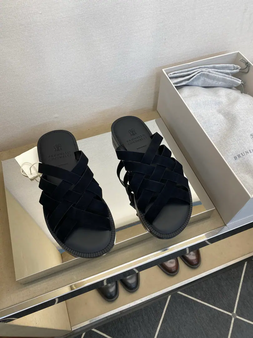 ⚠️【BRUNELL *CUCINELLI】 ⚠️High Quality, Top crafts. ⚠️Men's skin slippers. ⚠️Positive: 39－45, 46, Make a reservation. Leather. Fly face. ⚠The latest classic fork-to-draw.！🐂Goods！The summer must be set up., Top crafts[John.]💯💯！Fahrenheit.: Original oil waxed cow skin., It's so strong.(It's super-high., A touch.)！Uchi., The insides are all wrapped in calf skin., My feet are soft and cozy.！It's so strong.！The note is so thick.！！Maximum Version！