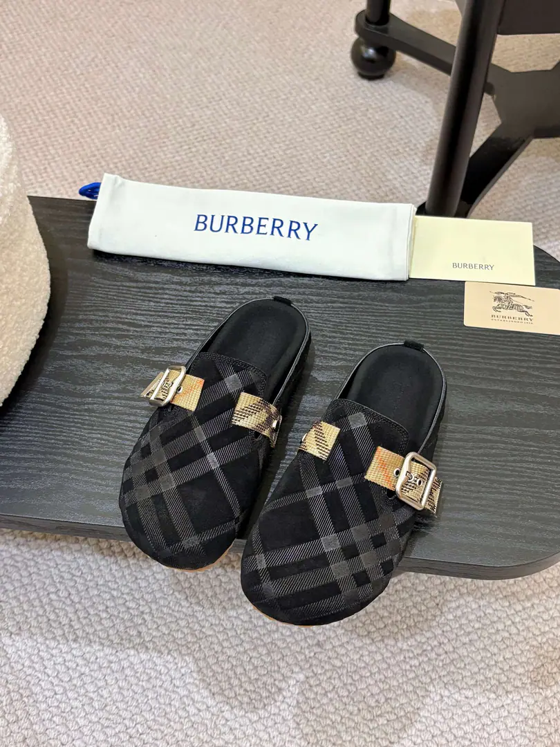 The male.,Female Dollar！ Burberry2025 Brickham slippers out of the oven., It's made of soft anti-featur., It's a work of art in Italy.. I'm putting a lot of pressure on the grid., The soles of the pressurized shoes., It's a top-end logo.. & Make modifiable B Font-button Ring, A symbolic sand with decorated flowers. Burberry Gravity. ✅Fabulous.: Counter-featur. ✅Reeb.: In silk cow. ✅Otsumi!: TPU ✅Colours: Black, Brown., Pink, Almond.4Colour Optional ✅Codes: Men and women35-45（35,45Custom）