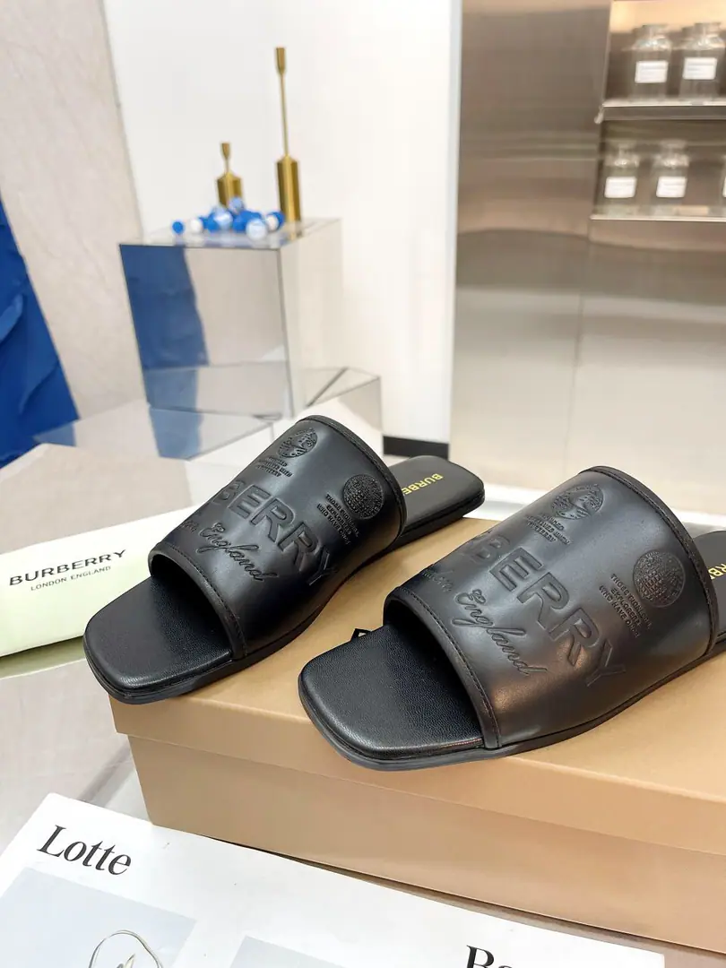 🌈🌈🌈New stuff on the shelf.☘️☘️Burberry Bobley's slippers.🌺🌺🌺Channel cargo A sulfide slipper with a papolis.🌈🌈It has to be the same.！🌺🌺The shoe face is made of a Barboli cow., In the skin and feet., Original Open button, The super soft leather material is perfect for the double-foot curve.. ❤️❤️Barboli's all vulcanized., The new smoothing and grinding of the bottom line is a natural display., It's not the original technology., 🍎🍎Process super-hard code number:35~42(40.41.42.43.44No re-election.)