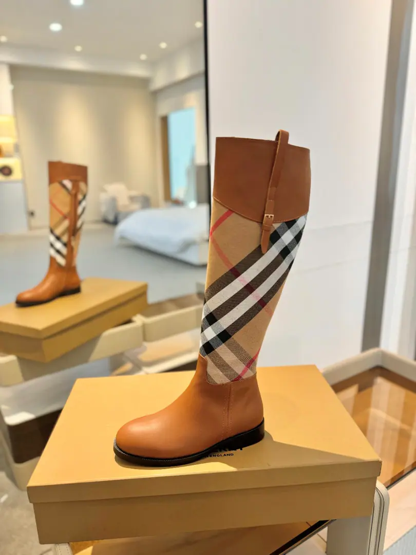 Burberryy Bobley. 𝑩𝒚𝒓𝒃𝒆𝒓𝒓𝒚𝒚 💝 👠 𝘽𝙪𝙧𝙗𝙚𝙧𝙧𝙮𝙮 Bobley.2023The latest exclusive boot release is classic.👢 Unique. Release ⚠️Requisition high version ⚠️Burberryy - Boboli. A lazy, elegant, understanding style. 🎉BURBERRYBobley England.🇬🇧Luxury brands, The rice of the hide., Original1:1Copy, Synchronize new cabinets A classic shoe-designed tattoo with graceful knowledge.. ✅Fabulous.: Original cow leather with a rib cloth. ✅Uchi.: Customize sheep skins ✅Otsumi!: The original is really a big one. ✅He's tall.: 1.5cm ✅Codes: 35–41 （40, 41Custom）