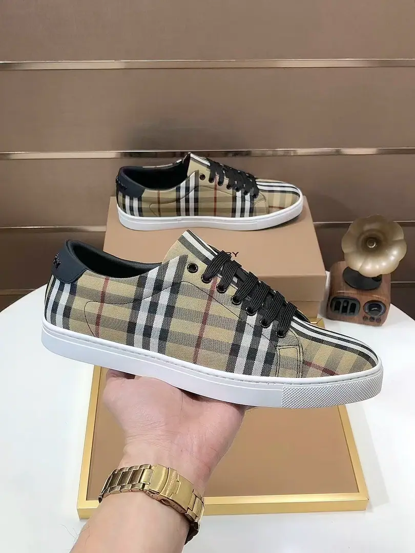 Plant 【burberry- Boboli.】Classic low-band sneakers.｜Imported cattle skin with classic glycerine.｜In the sheep's skin.｜Original Base｜The finest things to wear are comforts. Size: 38-44（45Do it.）