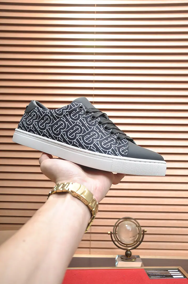 Get out of the factory. 【burberry- Boboli.】（In the cow's skin.）Classic low-band sneakers.｜Imported cattle skin with classic glycerine.｜In the cow's skin.｜Original Base｜The finest things to wear are comforts. Size: 38-44（45Do it.）