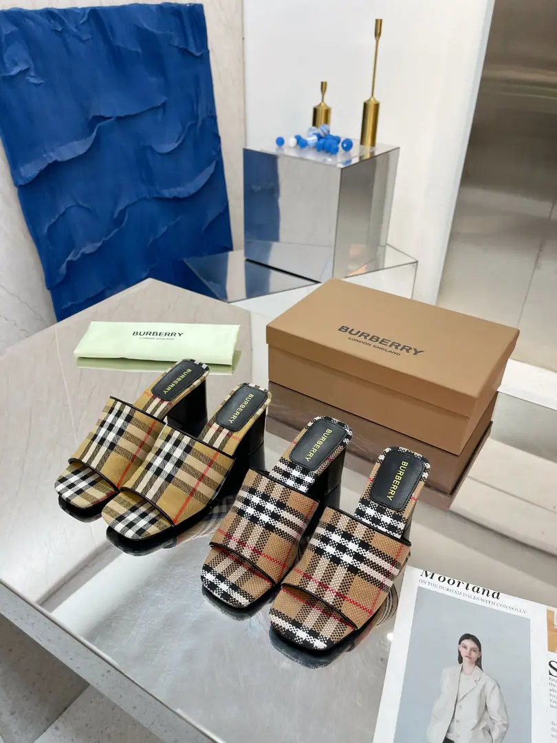 🌈🌈🌈New stuff on the shelf.☘️☘️Burberry Boboli's a rough guy., Flat slippers.🌺🌺🌺Channel cargo A sulfide slipper with a papolis.🌈🌈It has to be the same.！🌺🌺The shoe face is made of a Barboli cow., In the skin and feet., Original Open button, The extremely soft leather material is perfectly compatible with the two-foot curve of embroidery.. ❤️❤️Barboli's all vulcanized., The new smoothing and grinding of the bottom line is a natural display., It's not the original technology., 🍎🍎It's a tough process.5.5.Simulate the skin., Codes:35~42(35.40.41.42No re-election.)