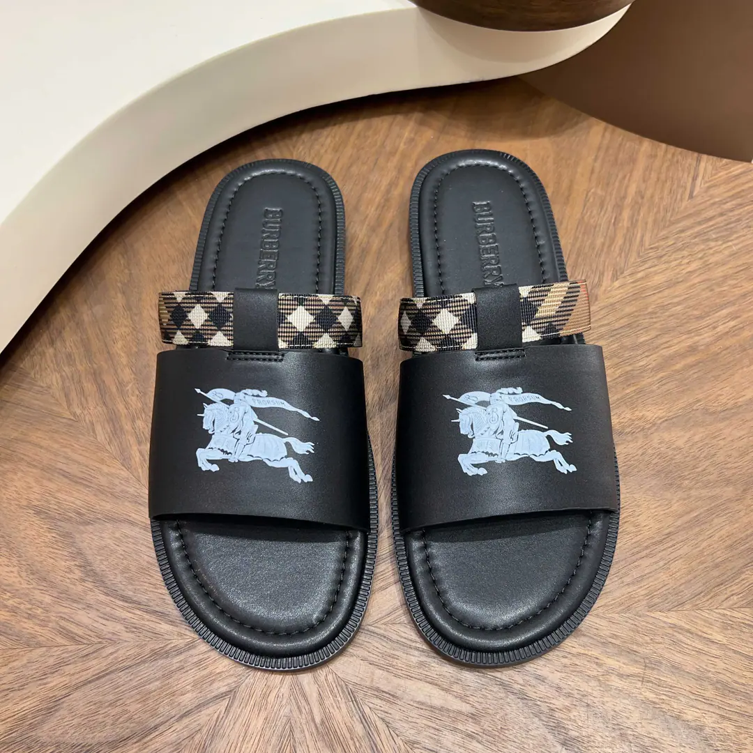 BurberryThe wind crosses with the sand. Dollar Head-decked cow skin.+MetalTBTitle, I'm so full of texture.✨ 39-44Handouts, 38/45/46Customable Multi-Current Optional, Summer shorts./Nice jeans. Comfortable, unspareable., I can wear it on a commute.