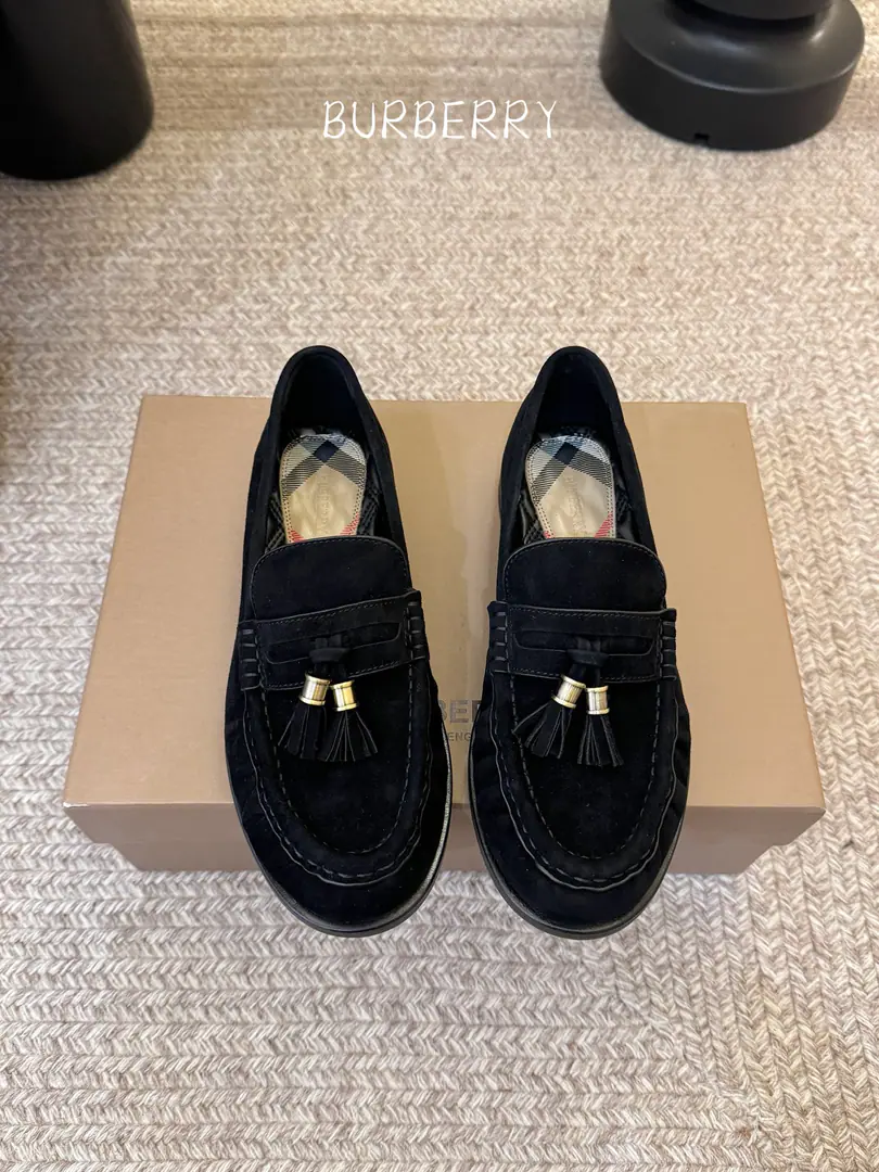 BURBERRY～Bobley., - Boboli.BBR F From the designer.Daniel Lee 26ss/Spring and summer are new to the new LeFoo shoes. A super-net red star on his feet. This spring and summer is a limit. The counter is very difficult to buy. The upper foot is very soft and very well-dressed.！I'm so impressed with my feet.！ Simple old money to wear. - It's a good one. Quality control is not a worry. Recurdurdo design, - A suit?, Dress., The jeans can be easily handled., Low profile and full of spirits. （✅ZPThe Blue Knight is a real shoe-shoe.） ✔Shoe.: Italian import of high silk revels ✔Uchi.: Import of sheep skin ✔- It's a hardware.: Original custom-made hardware button ✔Shoes under the sole.: Italian imports are so thick. ✔Codes: 35-39（40.41I'll make sure I don't change it.） （Full package）