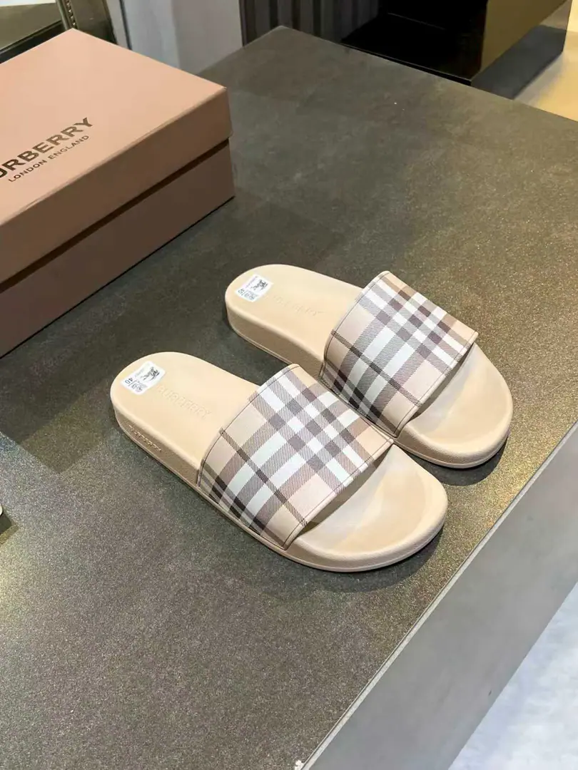 The new slipper in the counter has the branded letter-based logo., And the chief creative director. Riccardo Tisci It's... Burberry First Show Series Name「Kingdom」 Ruler Guide One to one., Pattern5DPrint, Shoe.: %Environmentally friendly polyamide, Shoes under the sole.: %Rubber Setup Design Codes, 36-46