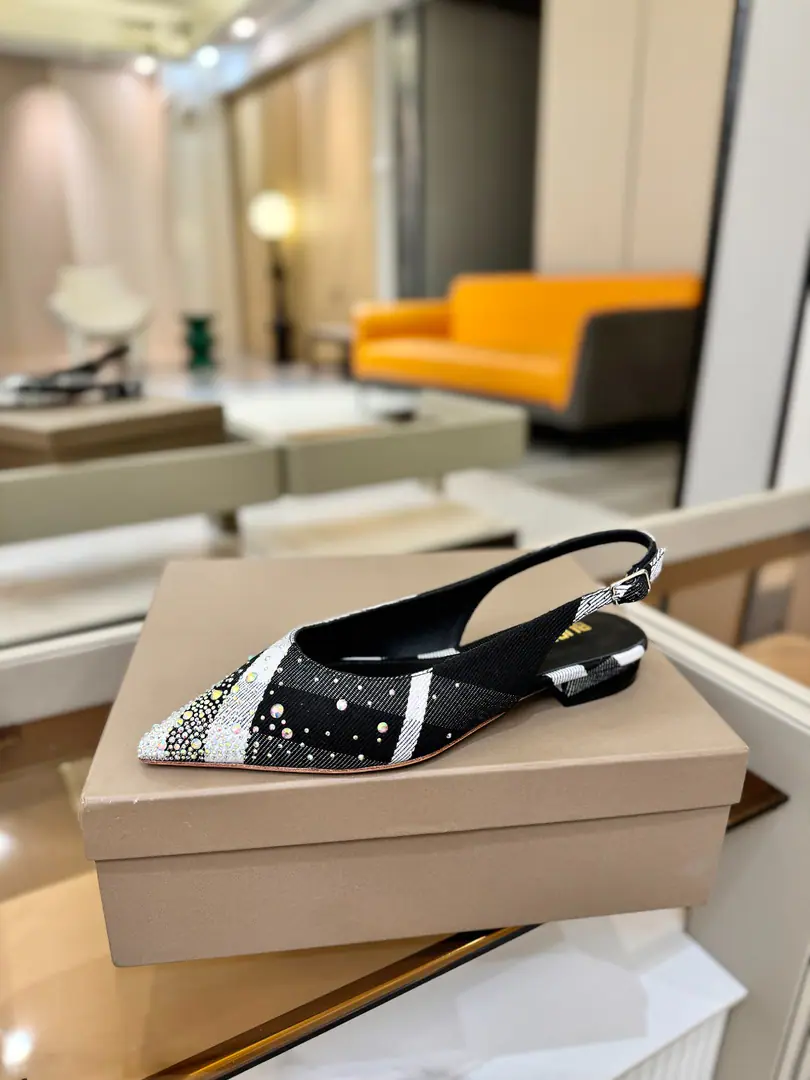 Burberryy Bobley. 𝑩𝒖𝒓𝒃𝒆𝒓𝒓𝒚𝒚 💝 👠 𝘽𝙪𝙧𝙗𝙚𝙧𝙧𝙮𝙮 Bobley. The exclusive is playing the flats. A lazy, elegant, understanding style. 💋Pointy sandals. 🎉BURBERRYBobley England.🇬🇧Luxury brands, Original1:1Copy, Synchronize new cabinets A smooth-ground sandal with grace., Decoration branding pattern. 🆕🆕🆕 ✅Fabulous.: Original Gear ✅Otsumi!: The original is really a big one. ✅He's tall.: 1𝙘𝙢 ✅Codes: 𝟑𝟒-𝟒𝟏（𝟑𝟒.𝟒𝟎.𝟒𝟏Do it.）