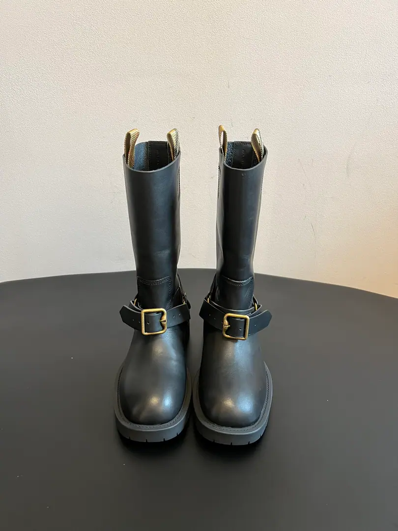 Burberr*25ssThe old-fashioned Chevalier's boots are medium-tempered. Use calf skin./Two ingredients, sandy., Italian workshop production, The skin is delicate and sophisticated.. Boots' mouths are inside.BURBERRYClassic glyph shoes,, It's a highly recognizable element. Sew wire decorated on the side of the shoe, Metal-buttoned beams., The buttons are marked with brand names., The rashing.. Medium boots.+A slightly wide boot-side design., It fits different legs.. The soles are thick-floor rubber., I'm getting up and skating., And it's a combination of comfort and style.. Material: Bullskins. Uchi.: Bullskins. Otsumi!: Rubber Bottom Increase: 3.5cm size: 35-40Code（40Code custom is not to be changed）