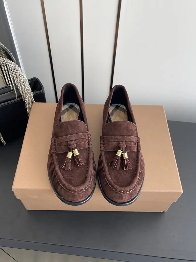 BURBERRY Bobley. - Boboli.BBR 26ss Spring and summer, new LeFoo shoes. From the designer.Daniel Lee New new designs for LeFoo shoes. This spring and summer is a limit. The counter is very difficult to buy. The upper foot is very soft and very well-dressed. I'm so impressed with my feet. Simple old money to wear. - It's a good one. Quality control is not a worry. Recurdurdo design - A suit?, Dress., The jeans can be easily handled. Low profile and full of spirits. （ZPThe Blue Knight is a real shoe-shoe.） The shoes are in the swirly revelry. Import sheep's skin inside. Original custom-made hardware button Italian imports are so thick. Codes: 35-41（40.41Do it.）