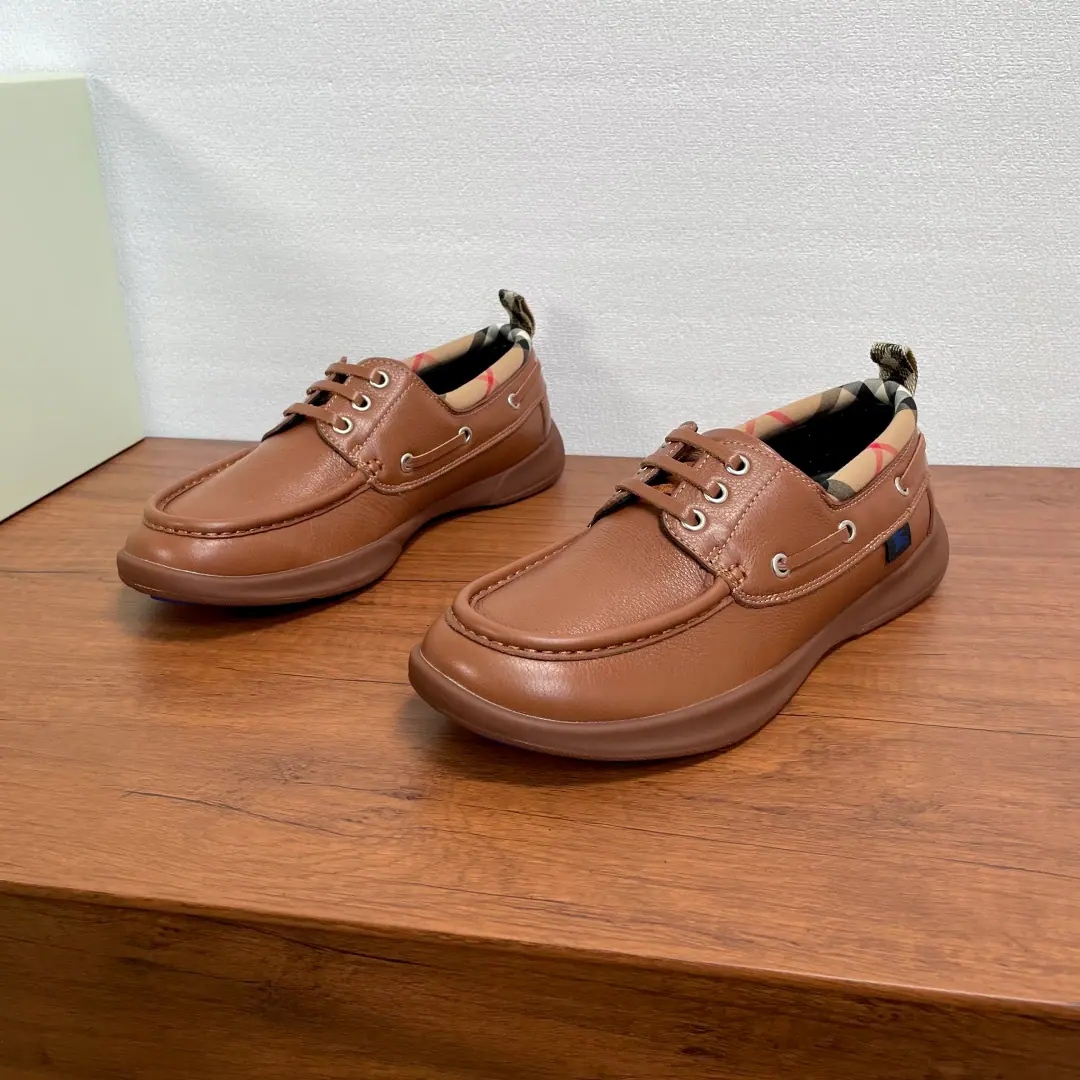 Burberry/- Boboli. Gentlemen.DeckerLeather roundheads with leisure shoes. This shoe is made of Italian imported cow hides., The skin is light and soft and delicate., Texture Clear, The details of the same color as the same line of inquiry cut through the heels and the shoe gang., Imported machine-beds combined with handcrafted craft. A style of leisure., A puncture-tailed knight's emblem on the outside., The shoe mouth and the back heel are classics.Burberry Gravityweaving, A light rubber shoe and branded Knight of Horse., The calf's skin is marked with a pressurized tattoo.logoThe logo, the cow's skin and foot., The upper foot is comfortable.！A leisure shoe with details., Packing dustproof bags with original boxes！ Codes: 39-40-41-42-43-44 Standard leather shoe size.