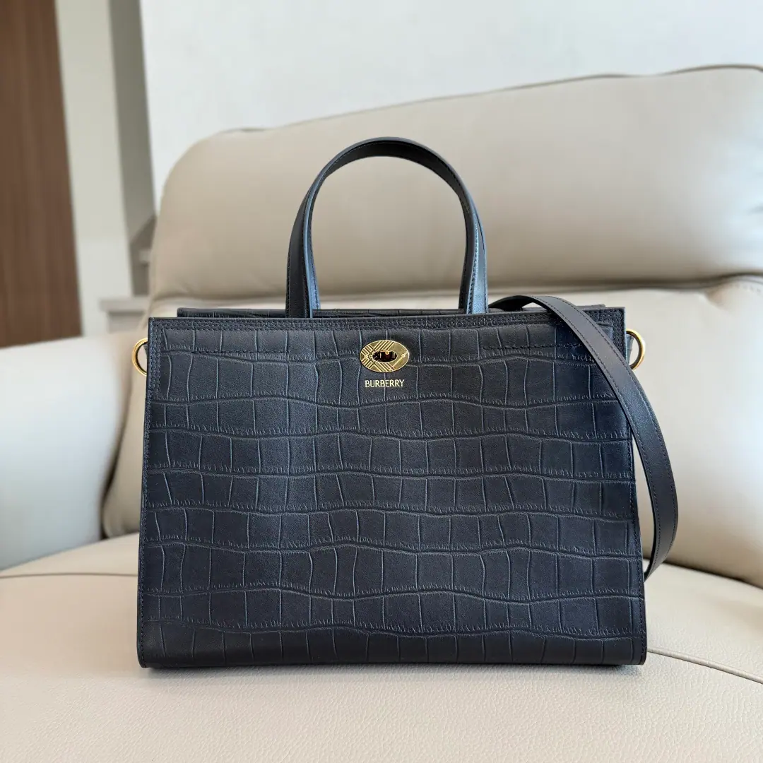 Special level 30cm BNew, new, new, permanent. Cotswolds Totbag., It's made of alligator tattoos and leather., It's made by the handmade Italian factory.. Combination with cotton coiling line, The slender salami. Burberry Gravity. Fine style, I want to fit into the grid. withDRing accessories, It's inspired by branding. Trench The windcoat belt design.. But carry it with your hands., Or the shoulder belt.. Dimensions30.5× 13× 22.5cm. Model3431