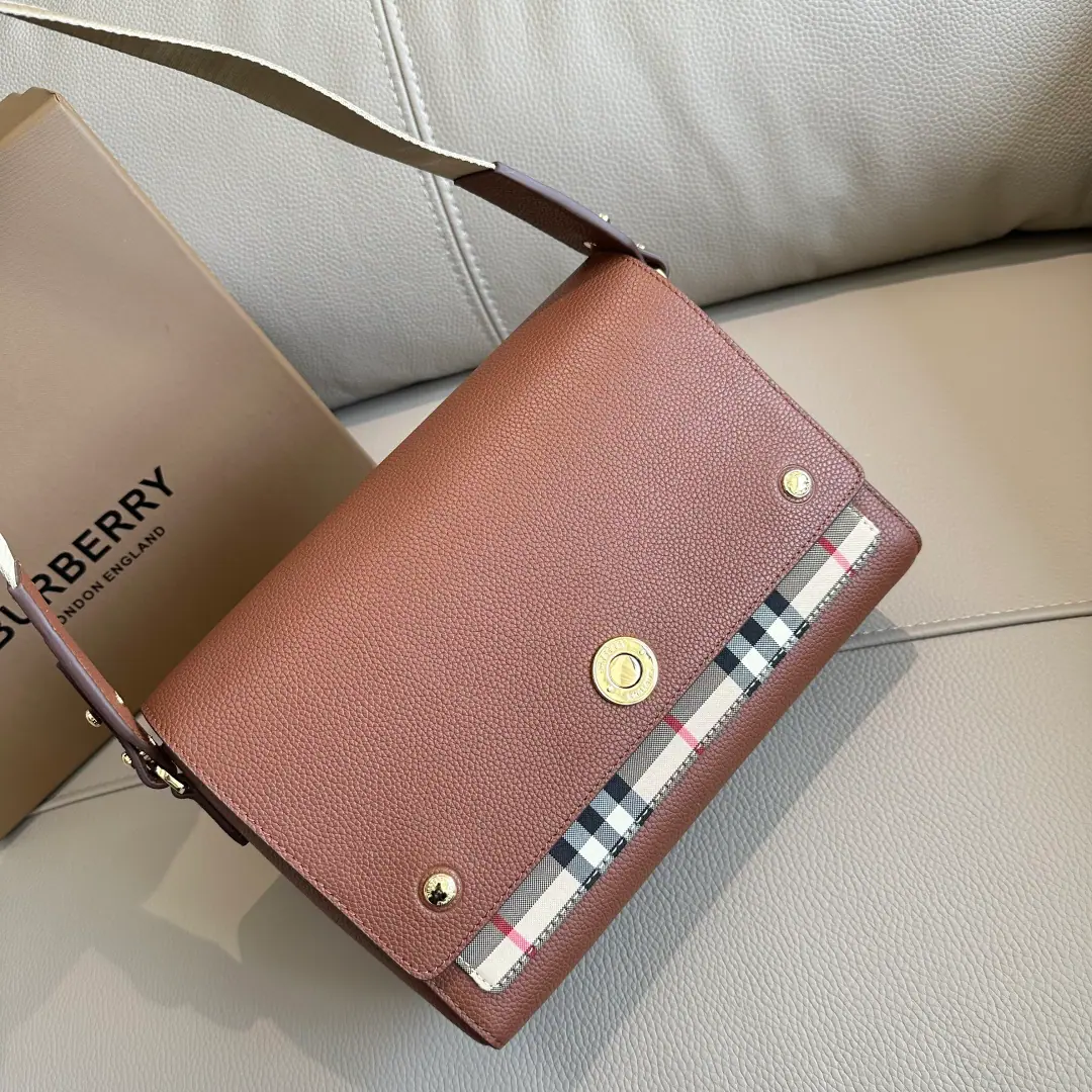Special level BHome-made letter-band slanted across the bag., Selects the texture to the texture. Vintage The retro-curves., With the badge, the button.. A pair of unmixable belts., A brand logo with a little flower and a little sprain.. You can change your shoulder bag or your hand in a bag.. 25 x 8.5 x 18cm🌟 Model9061
