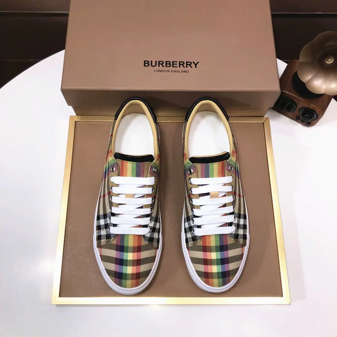 Plant 【burberry- Boboli.】Classic low-band sneakers.｜Imported cattle skin with classic glycerine.｜In the sheep's skin.｜Original Base｜The finest things to wear are comforts. Size: 38-44（45Do it.）