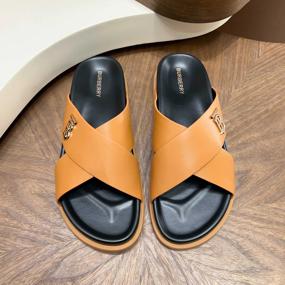 BurberryThe wind crosses with the sand. Dollar Head-decked cow skin.+MetalTBTitle, I'm so full of texture.✨ 39-44Handouts, 38/45/46Customable Multi-Current Optional, Summer shorts./Nice jeans. Comfortable, unspareable., I can wear it on a commute.