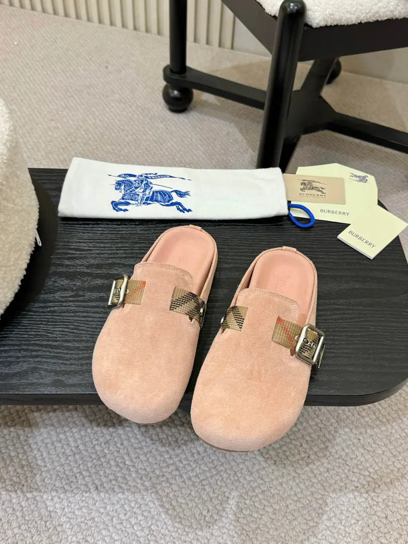 Photo-based man.,Female！ Burberry2025Brickham slippers out of the oven., It's made of soft anti-featur., It's a work of art in Italy.. I'm putting a lot of pressure on the grid., The soles of the pressurized shoes., It's a top-end logo.. & Make modifiable B Font-button Ring, A symbolic sand with decorated flowers. Burberry Gravity. ✅Fabulous.: Counter-featur. ✅Reeb.: In silk cow. ✅Otsumi!: TPU ✅Colours: Black, Brown., Pink, Almond., 4Colour Optional ✅Codes: Men and women35-45（35,45Custom）
