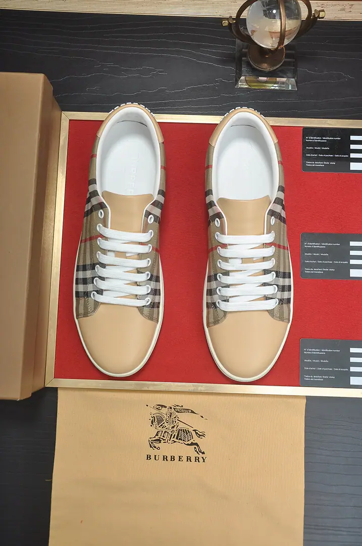 Get out of the factory. 【burberry- Boboli.】（In the cow's skin.）Classic low-band sneakers.｜Imported cattle skin with classic glycerine.｜In the cow's skin.｜Original Base｜The finest things to wear are comforts. Size: 38-44（45Do it.）