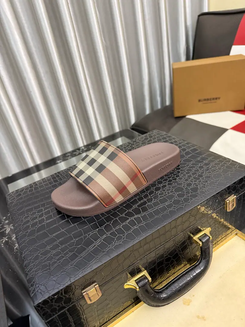 Get out of the factory.⌚⌚Burberry - Boboli slippers., Summer's new classic-cut slippers.Vintage The retro-gauge slippers. The twigs make comfort in wearing the experience. Shoe.: PVC %Heat-plastic polyurethane Shoes under the sole.: %Rubber Setup Design Sides are. Burberry Stereo-letter logo BurberryClassic-cut sandals. This classic pair of green sandals is from...Burberry (Bobley.). Design Details: Clipping, haymarketSquare Stripes, Show your toes., The side is marked with a pebbles brand., - Scalpel shoes. Size: 35-46（45, 46Do it.）