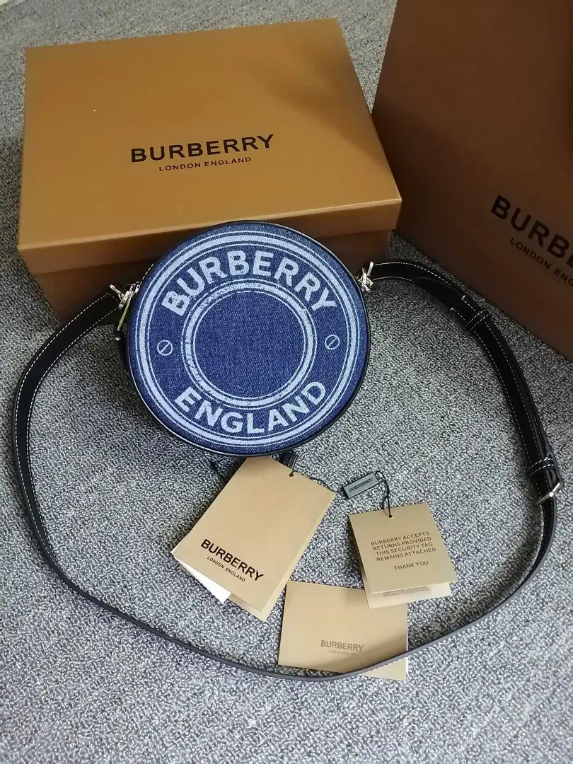 BThe latest fine circle of home.「Louise - Louise Bob.」, I've chosen a cowboy cloth with a logo and a black leather., The arcs are inspired by brands. 1988 The annual collection.. Packages can be slashed, Or take off the back belt and make a bag of your hand.. Numbering: 90222 Dimensions:17 - 7 - 17cm.