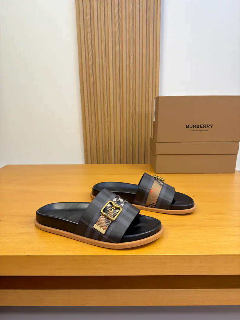 【 BURBERRY】- Boboli. High-end quality Original List·- Rhythm slippers. Shoe.: Imports🔝Brand totem.PVCSkin., Brandweaves, Brand metal buttons Otsumi!: It's so light.TPR·Rubber; Combination to the base Super-high-quality control.·- I'm doing a little work.: Highlight(High-end·- How expensive.·Slot) Size: 39-44（38, 45, 46, Make a reservation.)·BB0186