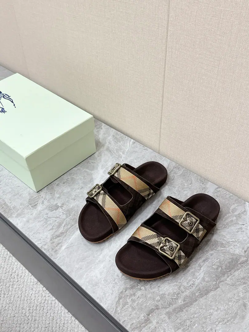 - Boboli.BurberryThe latest couple's double-buttoned with sandals. A superstar, red grass. Classic design The details are full of brand elements. Brand value. It's not like you can run into a shirt. It's easy to not have too much decoration. Always Very Simple ♪ Take a breath and relax ♪ The humanities score is for footwalk pressure. The suspense is saturated. He's been running all day without pressure. A lazy, lazy set-up style. It's easy to ride in the morning, eight shifts or the sun. Shoe-faced cow revel Original modeling slides over base Size: Women35-40Men39-45