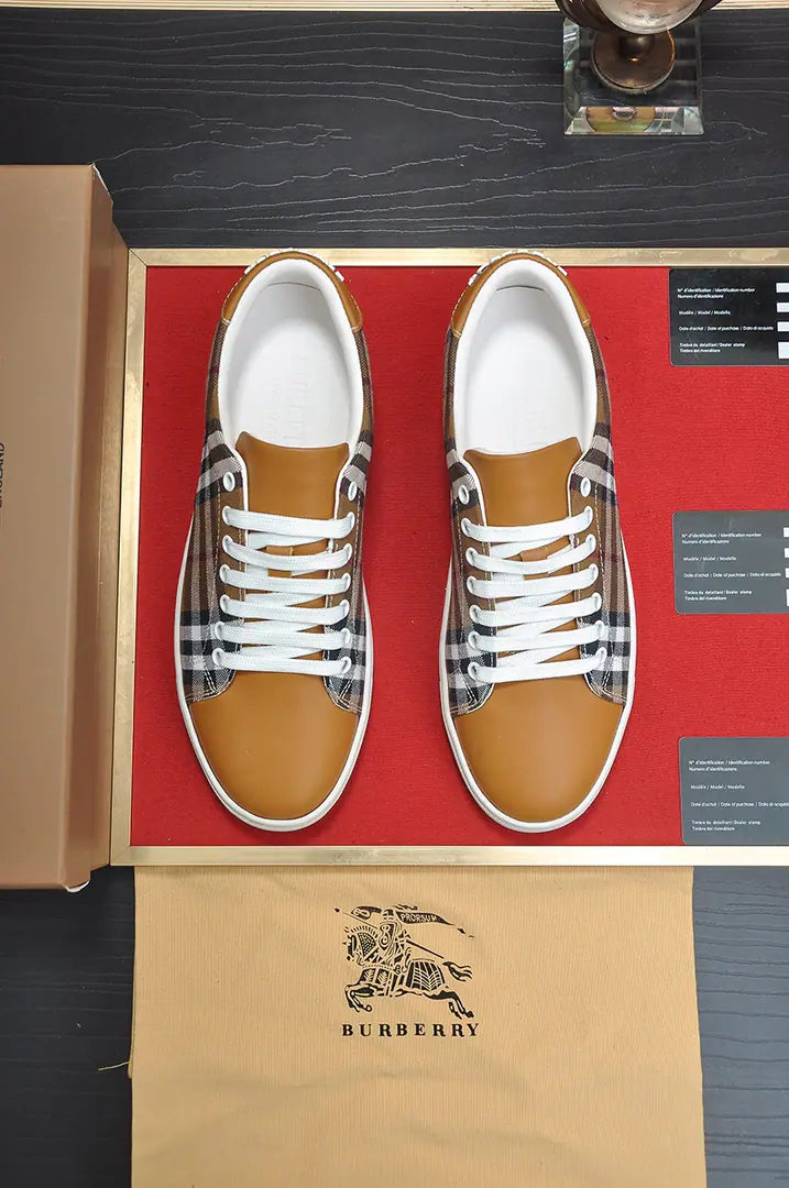 Get out of the factory. 【burberry- Boboli.】（In the cow's skin.）Classic low-band sneakers.｜Imported cattle skin with classic glycerine.｜In the cow's skin.｜Original Base｜The finest things to wear are comforts. Size: 38-44（45Do it.）