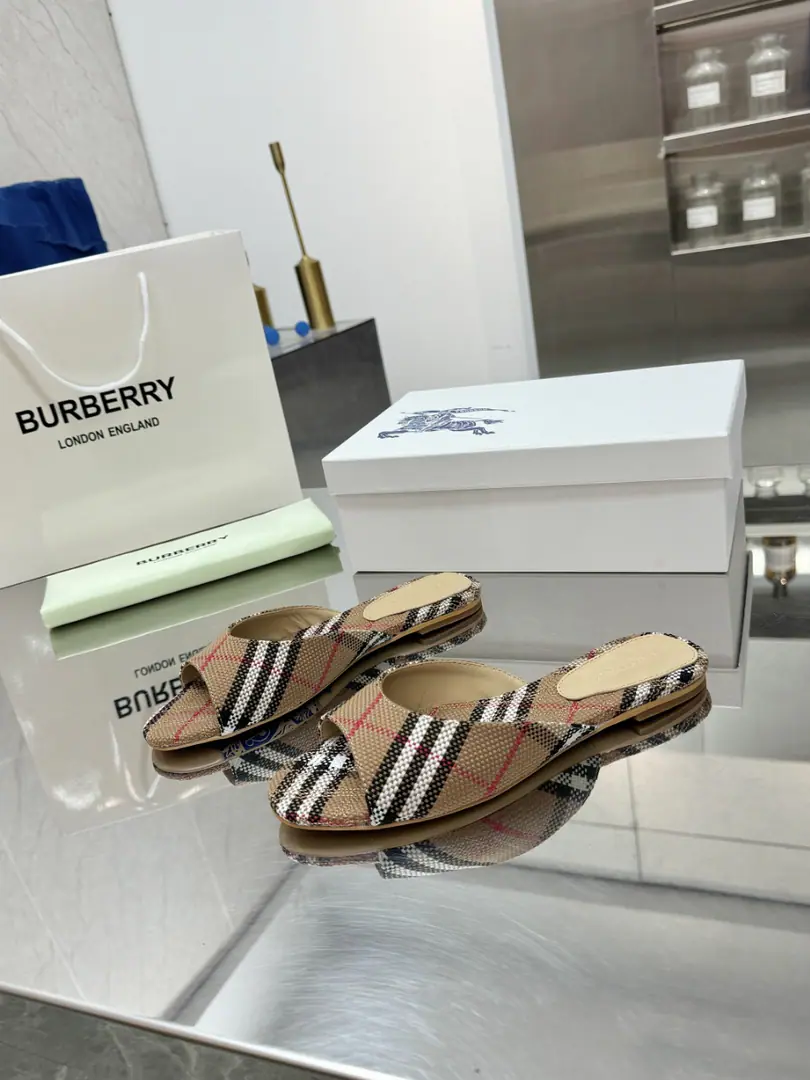 🌈🌈🌈New stuff on the shelf.☘️☘️Burberry Boboli's a rough guy., Flat slippers.🌺🌺🌺Channel cargo A sulfide slipper with a papolis.🌈🌈It has to be the same.！🌺🌺The shoe face uses a specific barbary., In the skin and feet., Original Open button, The extremely soft leather material is perfectly compatible with the two-foot curve of embroidery.. ❤️❤️Barboli's all vulcanized., The new smoothing and grinding of the bottom line is a natural display., It's not the original technology., 🍎🍎It's a tough process., Flat, Simulate the skin., Codes:35~42(35.40.41.42No re-election.)