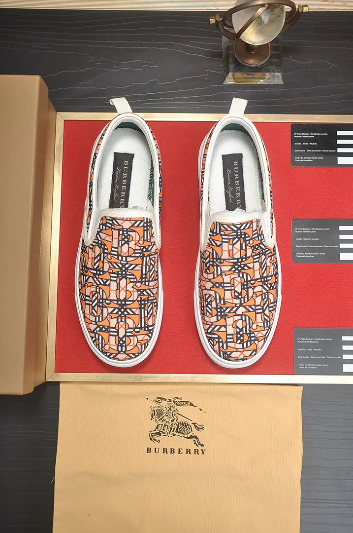 Get out of the factory. 【burberry- Boboli.】Classic low-band sneakers.｜Imported cattle skin with classic glycerine.｜In the sheep's skin.｜Original Base｜The finest things to wear are comforts. Size: 38-44（45Do it.）