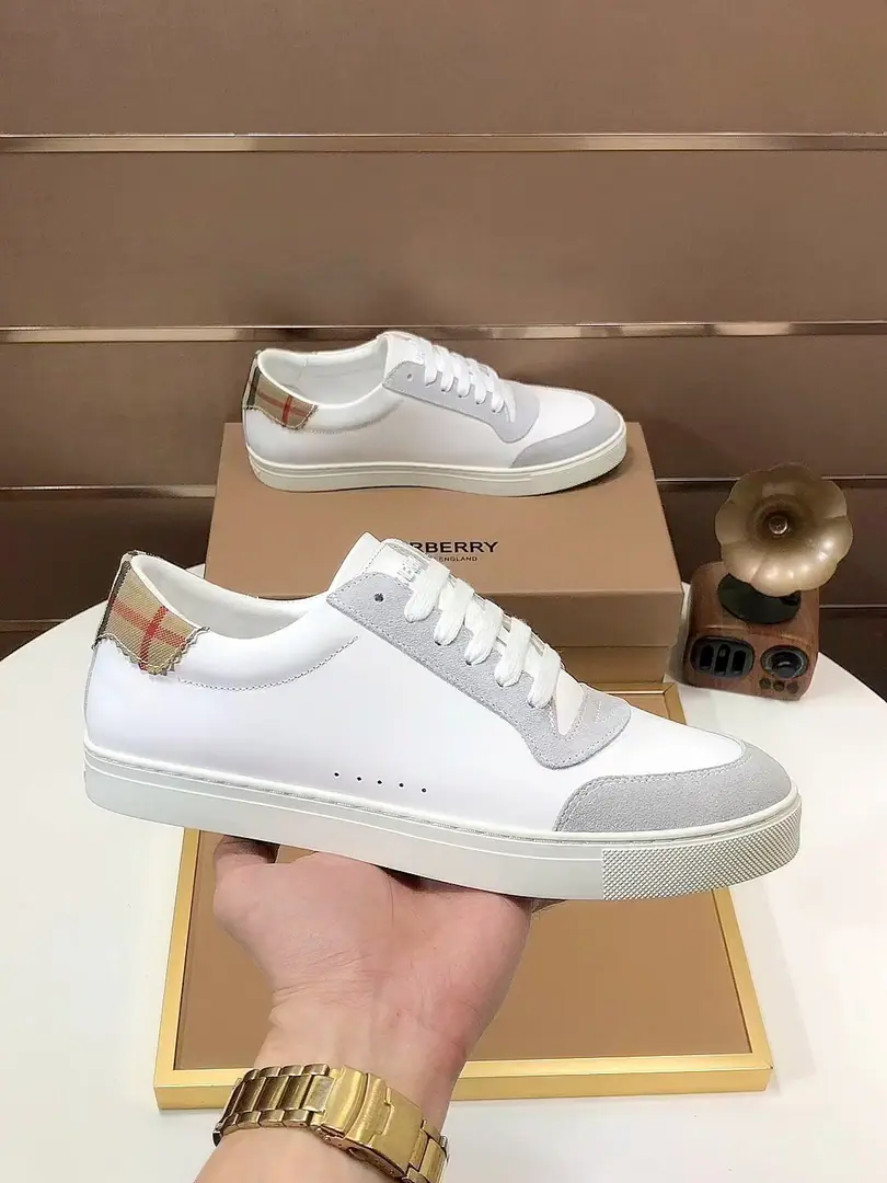 Plant 【burberry- Boboli.】Classic low-band sneakers.｜Imported cattle skin with classic glycerine.｜In the sheep's skin.｜Original Base｜The finest things to wear are comforts. Size: 38-44（45Do it.）