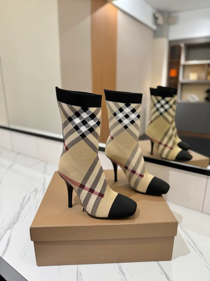 Plant price: 𝘽𝙪𝙧𝙗𝙚𝙧𝙧𝙮𝙮 Bobley. Unique. Pump a tight and greasy pin-weaving boots.👢 🎉BURBERRYBobley England.🇬🇧Luxury brands, The rice of the hide., Original1:1Copy, Close-bulleted knitted and knee boots, Design round boots with a thick heel., Decoration of branded grids. 🆕🆕🆕 ⚠Boots.: 92%Polyester fibres, 8%Flexible fibres, ♪ In the inside, you'll have to put your feet on the skin ♪, Italy🇮🇹That's a big one.[Tooth.]！！！ ✅Fabulous.: Original custom-made woolbar ✅Otsumi!: The original is really a big one. ✅He's tall.: 𝟏𝟎.𝟓𝙘𝙢 ✅Codes: 𝟑𝟒-𝟒𝟏（𝟑𝟒.𝟒𝟎.𝟒𝟏Do it.） ✅Humming: 𝟐𝟐𝙘𝙢 ✅Boots.: 𝟏𝟑𝙘𝙢
