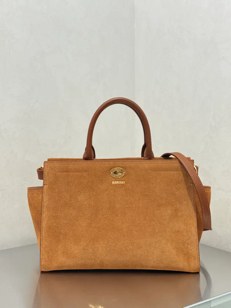 Special level 30cm ♪ And the design ♪ Cotswolds Totbag., It's made of anti-feather-feather material., Made in Italian craftsmen.. It's been finely grinded., ♪ Soft touch ♪. Use partial liner design, Made of cotton-combine fabric., The slender salami.BurberryGravity. Fine style, Incorporation of the glycerine, the styling and the mouth-ringing., It's inspired by branding.TrenchThe windcoat belt design.. But carry it with your hands., Or the shoulder belt.. Dimensions30.5x13x22.5cmModel3431