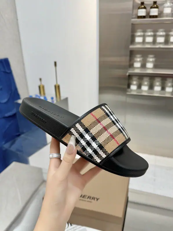 🌈🌈🌈New stuff on the shelf., ☘️☘️- Boboli.🔥The new slipper in the counter has the branded letter-based logo., And the chief creative director. Riccardo Tisci It's... Burberry First Show Series Name「Kingdom」 Ruler Guide One to one., 🍎🍎Pattern5DPrint, Shoe.: %Special material for Babelie., 🎉🎉Shoes under the sole.: %Rubber Setup Design Codes, 36-46