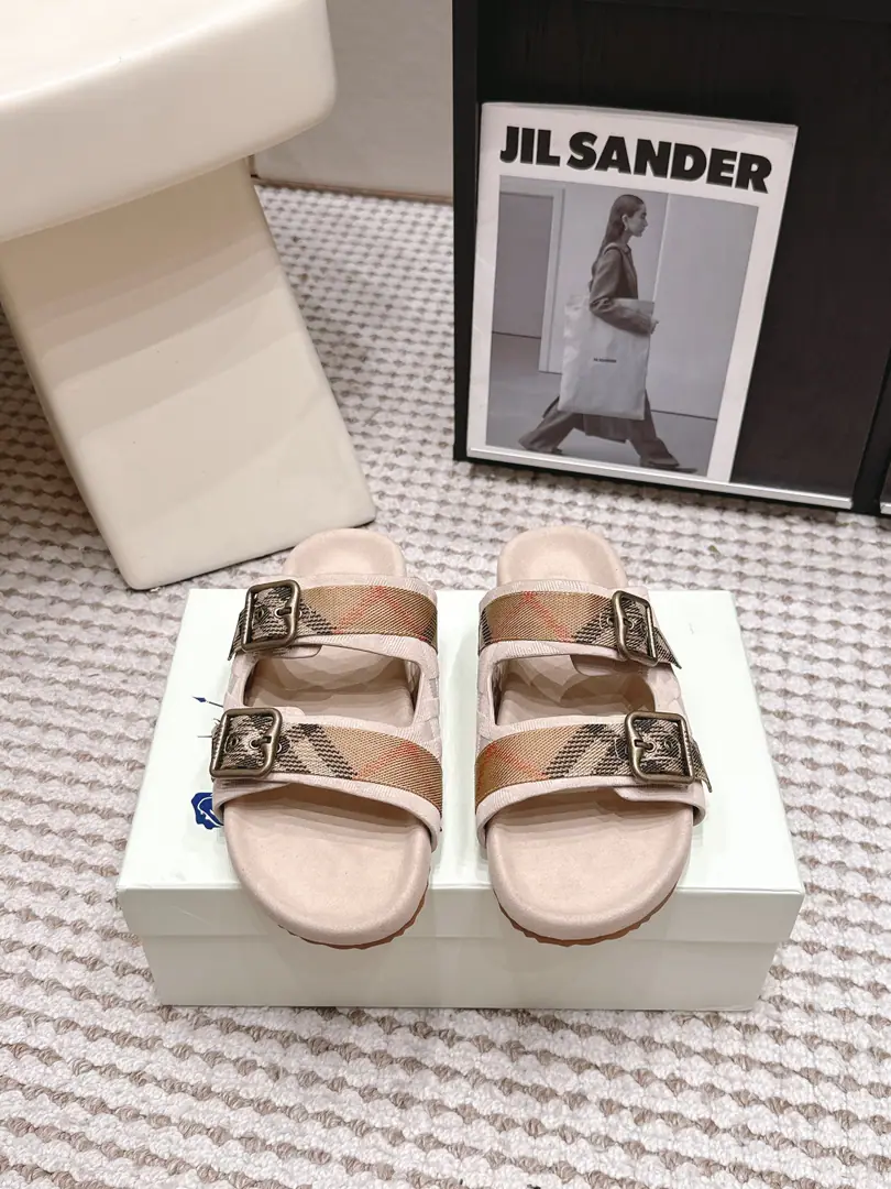 Requisition level Burberry - Boboli. 26/Summer New Money The pair of slippers. - Boboli.Burberry Classic slippers are made of soft anti-featured fabric., It's a work of art in Italy.. I'm putting a lot of pressure on the grid., The soles of the pressurized shoes., It's a top-end logo.. & Make modifiable B Font-button Ring, A symbolic sand with decorated flowers. Burberry Gravity. Fabulous.: Counter-featur./Bullskins. Reeb.: In silk cow. Otsumi!: Rubber bubbles Codes: Female size35/41（35, 41Custom） Men38/45（45Custom）