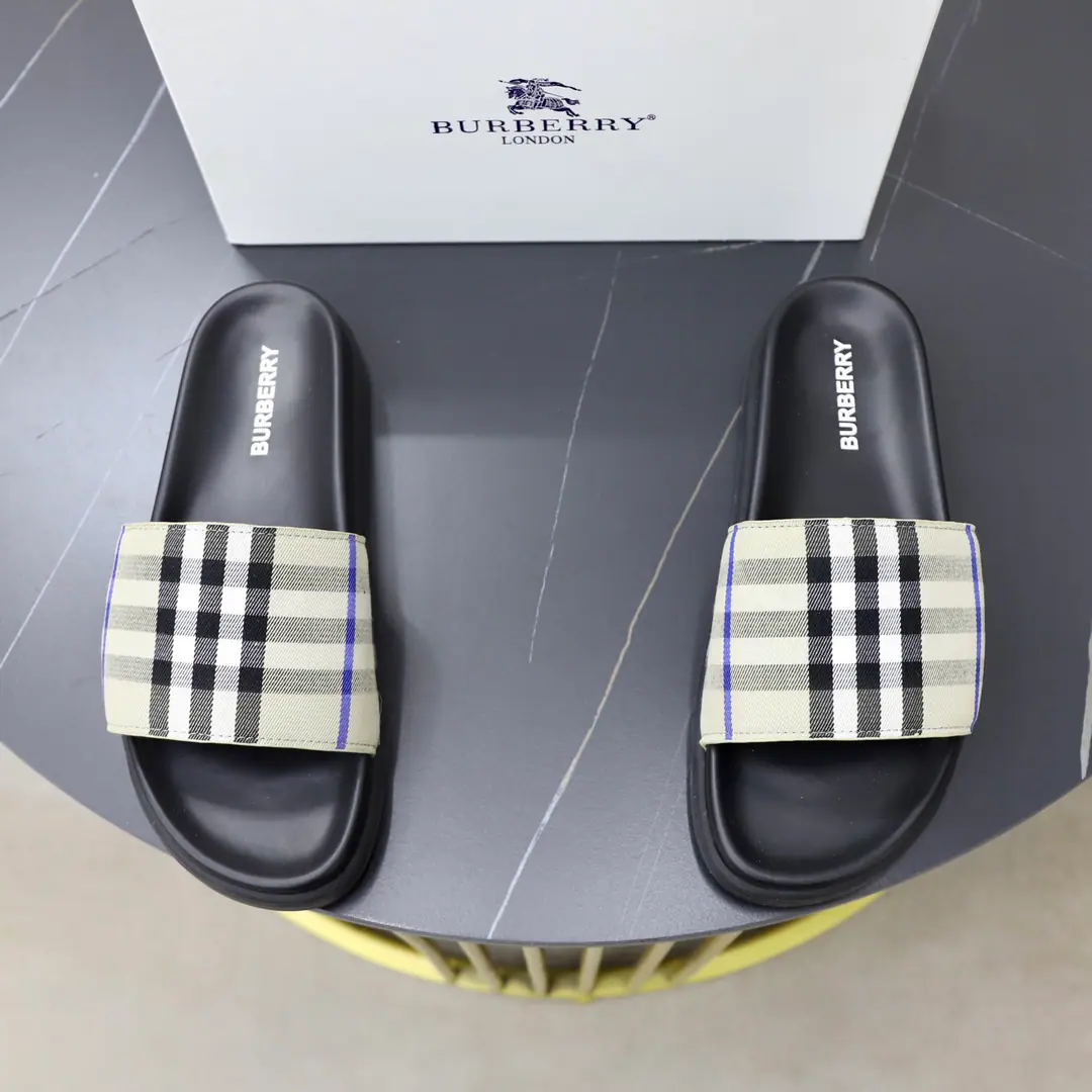 Get out of the factory. Burberry - Boboli slippers., Summer's new classic-cut slippers.Vintage The retro-gauge slippers. The twigs make comfort in wearing the experience. Shoe.: PVC %Heat-plastic polyurethane Shoes under the sole.: %Rubber Setup Design Sides are. Burberry Stereo-letter logo BurberryClassic-cut sandals. This classic pair of green sandals is from...Burberry (Bobley.). Design Details: Clipping, haymarketSquare Stripes, Show your toes., The side is marked with a pebbles brand., - Scalpel shoes. Size: 38-44（45Do it.）