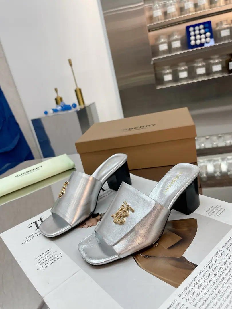 🌈🌈🌈New stuff on the shelf.☘️☘️Burberry Boboli's a rough guy., Flat slippers.🌺🌺🌺Channel cargo A sulfide slipper with a papolis.🌈🌈It has to be the same.！🌺🌺The shoe face is made of a Barboli cow., In the skin and feet., Original Open button, The extremely soft leather material is perfectly compatible with the two-foot curve of embroidery.. ❤️❤️Barboli's all vulcanized., The new smoothing and grinding of the bottom line is a natural display., It's not the original technology., 🍎🍎It's a tough process.5.5.Simulate the skin., Codes:35~42(35.40.41.42No re-election.)