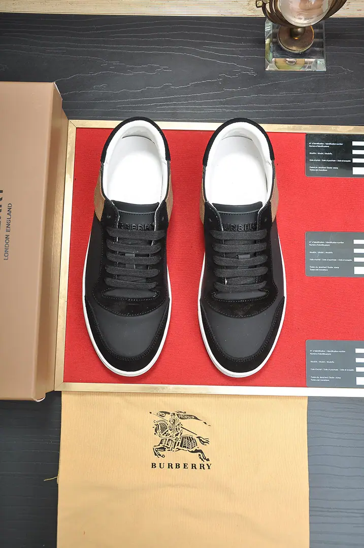 Get out of the factory. 【burberry- Boboli.】（In the cow's skin.）Classic low-band sneakers.｜Imported cattle skin with classic glycerine.｜In the cow's skin.｜Original Base｜The finest things to wear are comforts. Size: 38-44（45Do it.）