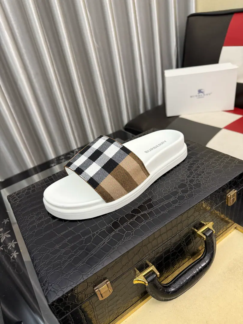 Get out of the factory.⌚⌚Burberry - Boboli slippers., Summer's new classic-cut slippers.Vintage The retro-gauge slippers. The twigs make comfort in wearing the experience. Shoe.: PVC %Heat-plastic polyurethane Shoes under the sole.: %Rubber Setup Design Sides are. Burberry Stereo-letter logo BurberryClassic-cut sandals. This classic pair of green sandals is from...Burberry (Bobley.). Design Details: Clipping, haymarketSquare Stripes, Show your toes., The side is marked with a pebbles brand., - Scalpel shoes. Size: 38-44（45Do it.）