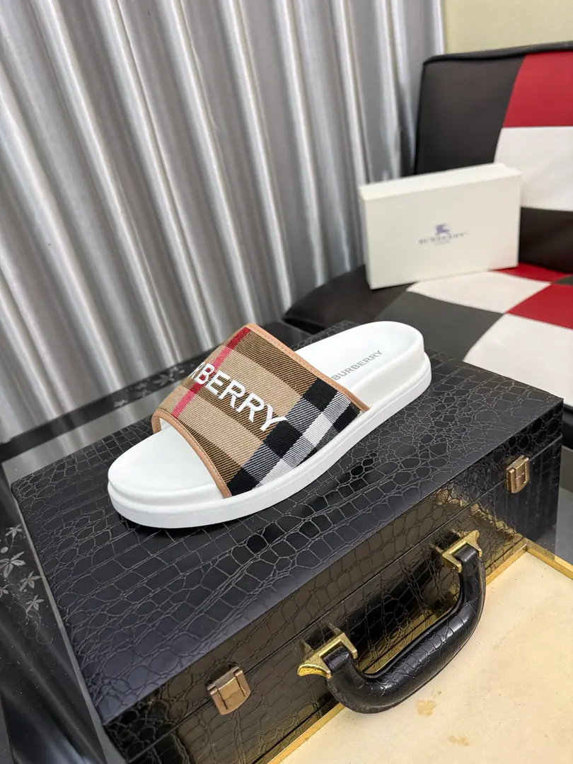 Get out of the factory.⌚⌚Burberry - Boboli slippers., Summer's new classic-cut slippers.Vintage The retro-gauge slippers. The twigs make comfort in wearing the experience. Shoe.: PVC %Heat-plastic polyurethane Shoes under the sole.: %Rubber Setup Design Sides are. Burberry Stereo-letter logo BurberryClassic-cut sandals. This classic pair of green sandals is from...Burberry (Bobley.). Design Details: Clipping, haymarketSquare Stripes, Show your toes., The side is marked with a pebbles brand., - Scalpel shoes. Size: 38-46（45, 46Do it.）