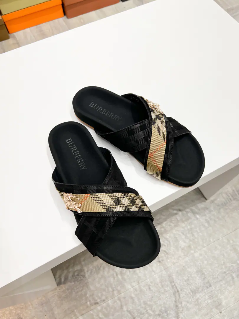 BurberrBobo.UrchinSeries Gravity Thick Shoes. UrchinShoes. It's made of soft, anti-feather leather., Made in Italian craftsmen.. I'm putting a lot of pressure on the grid., The branded logo for the bottom of the stamped shoe.. & Make modifiable B Font-button Ring, It's decorated and swirled. Burberr Gravity, In a symbolic sammy. Send a cabinet for fine packaging🛍📦 ▪️Fabulous.: Original customized head-level cattle skin ▪️Uchi.: Imports of soft sheep skins ▪️Shoes under the sole.: Original Open-Screen Double ColourTPUMaterial ▪️Bottom: 2CM ▪️Size: Men39-44（Custom45