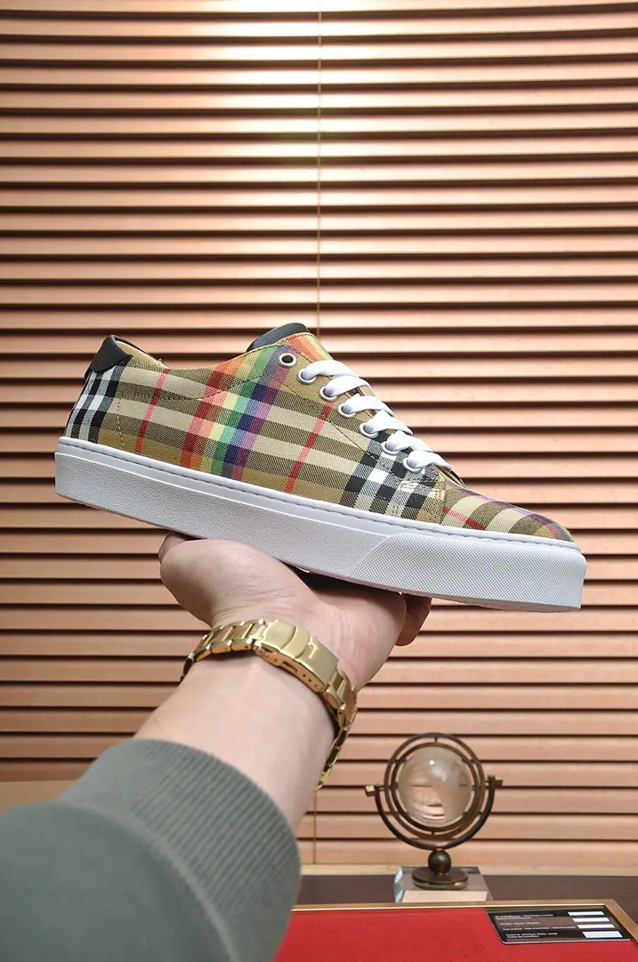 Get out of the factory. 【burberry- Boboli.】（In the cow's skin.）Classic low-band sneakers.｜Imported cattle skin with classic glycerine.｜In the cow's skin.｜Original Base｜The finest things to wear are comforts. Size: 38-44（45Do it.）