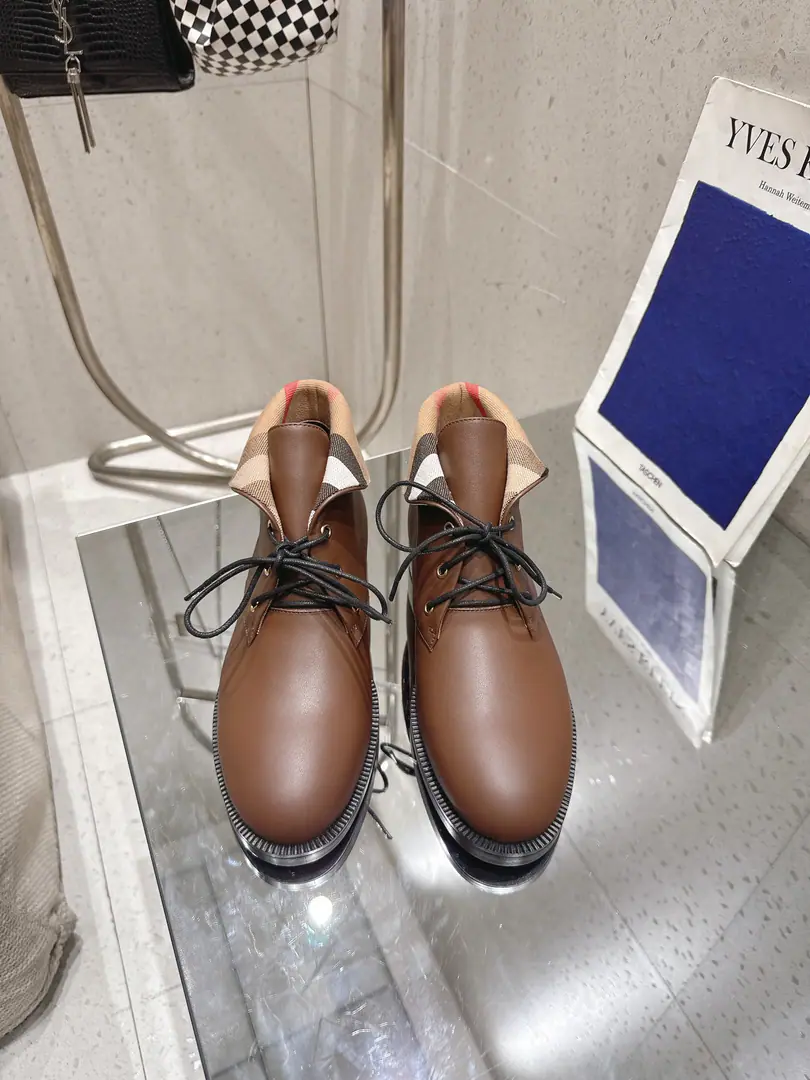 BURBERRYCow-skin boots. And ankle boots., It's made of smooth leather.. It's a work of art in Italy., It's a match. Burberry Glyph cotton slants. Use a real leather and design., I'm in the horse's ingenious ring belt.. Almond-shaped shoes. Rough design. Ringed ankle band. 🎈A brand that's not so expensive. Super fashion. ✔︎Import Italian calf skin ✔︎The insides are dyed. ✔︎That's a big one. ✔︎size ｜35-42 (35.40.41.42Do it.)