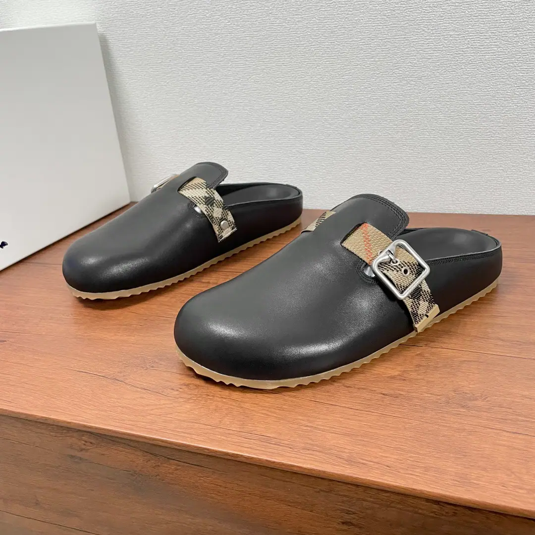 Burberry New man's leather. Urchin Half-drawn This semi-trailer shoe is made of soft, anti-featur and calf skin., & Make modifiable B Font-button Ring, A symbolic sand with decorated flowers. Burberry Gravity. Bottom of a shoe-faced package, The soles of the shoes are matched with the face., Heeling with a tattoo., The top of the surface of the wave-shaped rubber. Burberry Letter logo. Get your feet up there., Fashion leisure！Full packaged dustproof bags！ Codes: 39-40-41-42-43-44 Standard Code（38/45You're not going to be able to buy back.） The cargo.: 60426Half-drawn Black cow skin.