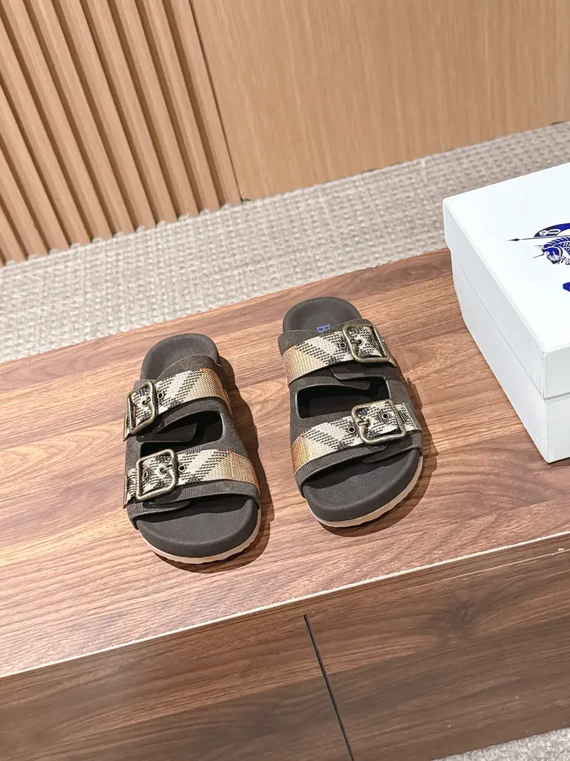 【Holly!】BURBERRY- Boboli. The tats are tied and the boots are made of bracken. New edition, I'm going to destroy all the slippers we used to have., It's more of a pair of slippers than any.. You can wear them all., Comfortable seal.！ I really don't have to say anything about doing work., Perfect with no death.！The key is the artificial design of the shoebeds for the bow., Walking is a way of spreading stress., And protect the ankles., You've been wearing it long enough.！ Light rubber against slides., It's light and it's so durable., Slips on the bottom., Just walk steady. Intermediate StereoBURBERRYTitle, I'm so full of texture., It's a good product with a heart., The upper foot is so light and so fast.！ Fabulous.: The canvas and the skin spelt together. Uchi.: Fly face. Otsumi!: Light rubber against slides. Size: 35/35/37/38/39/40（40No re-election.）