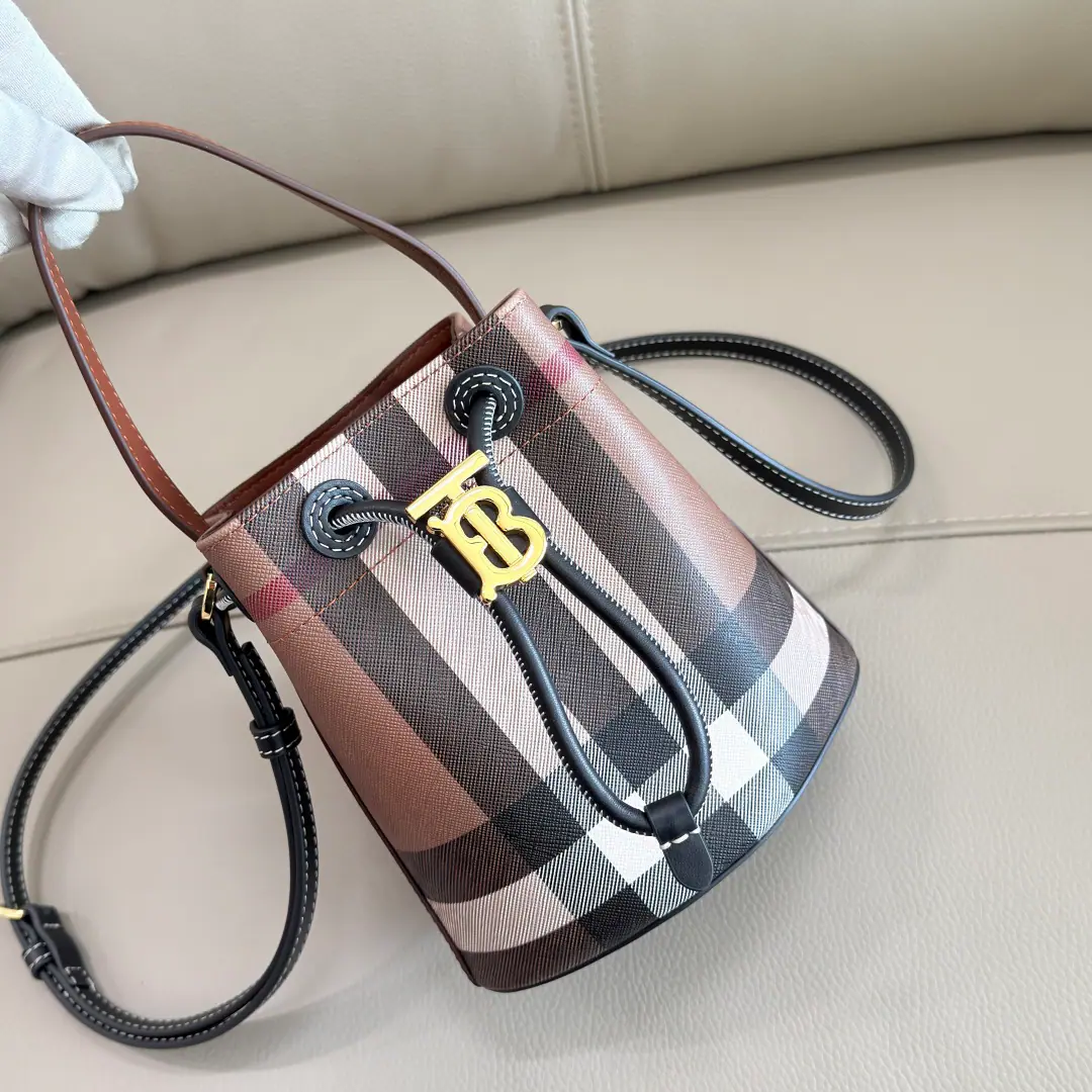 Special level BHome colored bucket bag. Using environmentally friendly and easy-to-record materials🌟Light endurance, It's so sweet and so sweet. The capacity is still good.💕Dimensions16.5x 11 x 18.5cmModel1841