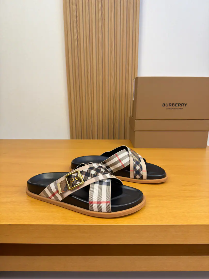 【 BURBERRY】- Boboli. High-end quality Original List·- Rhythm slippers. Shoe.: Imports🔝Brand totem.PVCSkin., Brandweaves, Brand metal buttons Otsumi!: It's so light.TPR·Rubber; Combination to the base Super-high-quality control.·- I'm doing a little work.: Highlight(High-end·- How expensive.·Slot) Size: 39-44（38, 45, 46, Make a reservation.)·BB0186