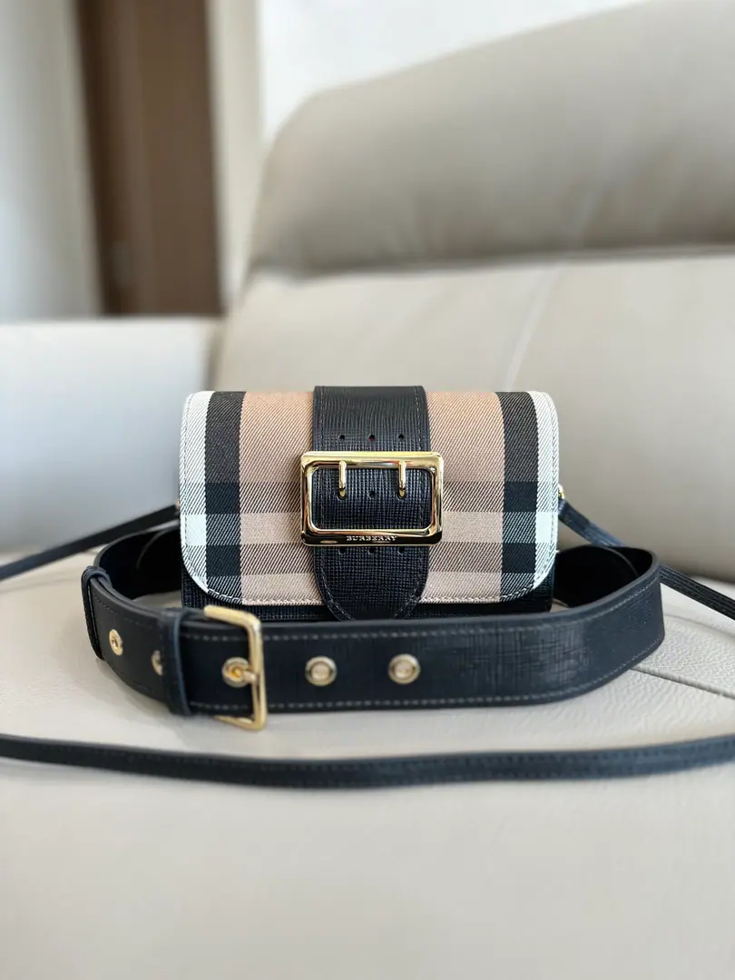 Special level BHome.The Buckle Bucket. The stamina of the skin and England.HouseGravity Cutting A combination of a fine manual precision line design. Made from Italian senior factory craftsmen. The radiant metal patches of military style are traditional.TrenchFashion. And the buttons are famous for that. This paragraph is single-size. Fit for daily use Attach two shoulder belts. Can be used as slant backpack Shoulder backpack or handbag 19.5*5*12cm🌟Model460160