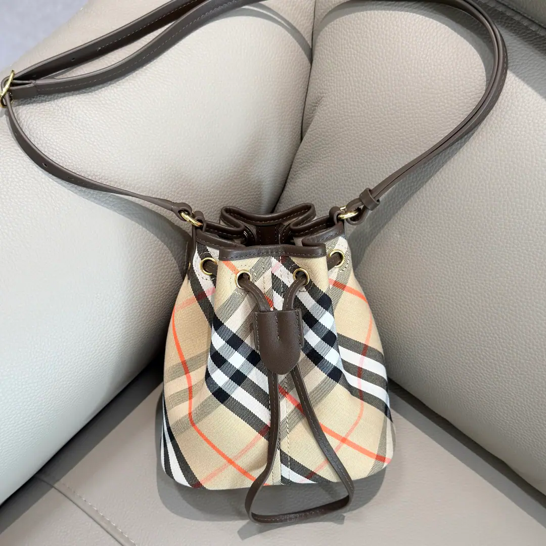 Special level BThe latest bucket bag at home., It's made of cotton slanted paste.. Use of unlined design, It's light and light.. I'm gonna blend in with a smooth little cow's skin., The tweaking of the tweaks is a good thing., Switch shoulder and slant packs to shape them with your heart.. Mandatory Rendering. Dimensions17.5 x 10.5 x 20cm.Model0571