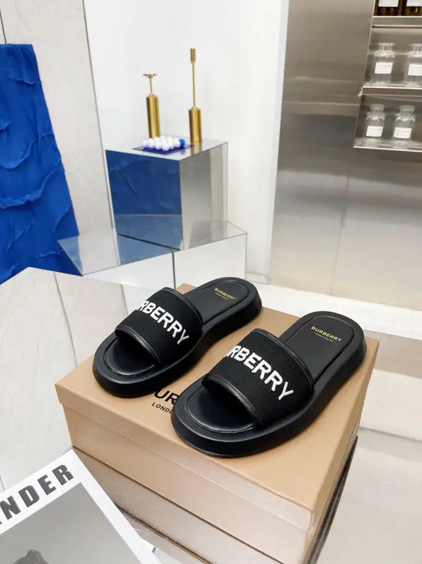 Men's clothing(39-44No re-election.44.45)🌈🌈🌈BurberryBobley.2022The year-old primed silk slippers.🔥🔥, Recite the purchase board, 🌸🌸🌸The only one who can be a big shot. 🌺🌺 ✅Fabulous.: Cotton ✅Reeb.: In the sheep's skin. 🌸🌸 ✅Otsumi!: Rubber XPU 🍎🍎✅Colours: Brown. ✅Codes: 35-40, （40.41No re-election.）