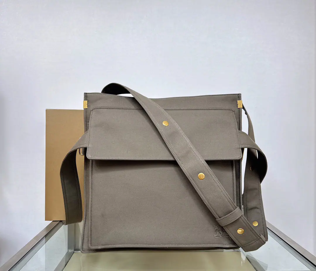 Special level BThe newest windcoat tot bag., General allowance for men and women[Rose.][Rose.][Rose.] Modifiable shoulder belt Open Design B Font-button side shoulder belt 2An external cap pocket., Label bags and plug bags Glossy Metal accessories The front-ended Knight of the Horse.（EKD）Embroidery, Dimensions~40 x 14 x 40cm.